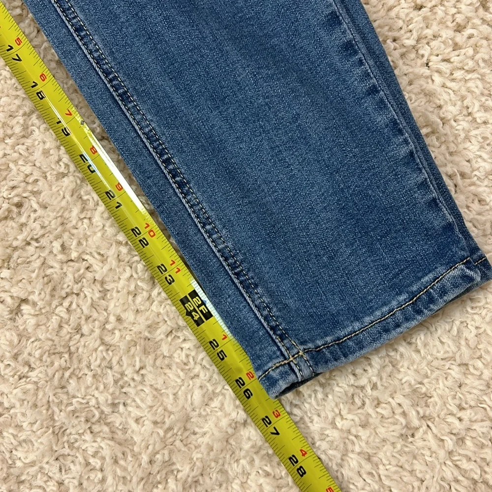 KENSIE 10/30 effortless ankle, mid rise, jeans with distressing EUC